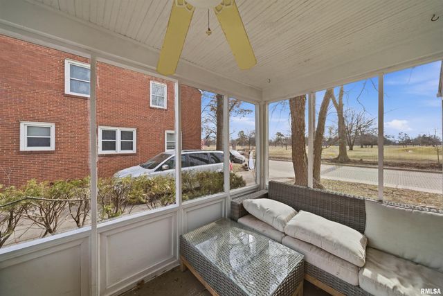 2705 W MANOR Parkway, Peoria, IL 61604