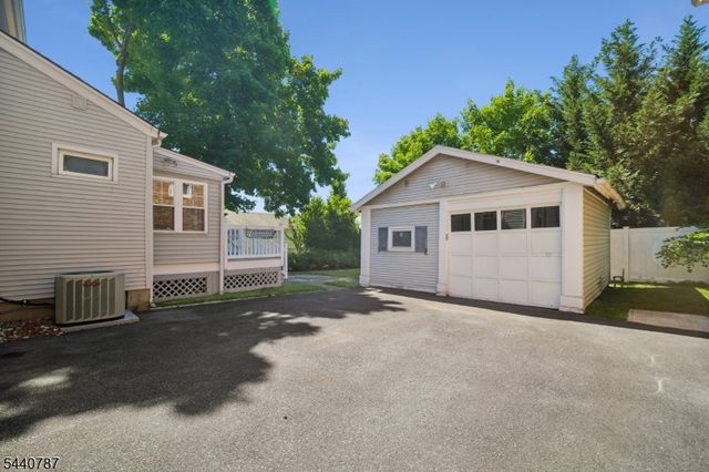 24 Meeker Pl, Millburn Twp., NJ 07041