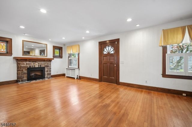 24 Meeker Pl, Millburn Twp., NJ 07041