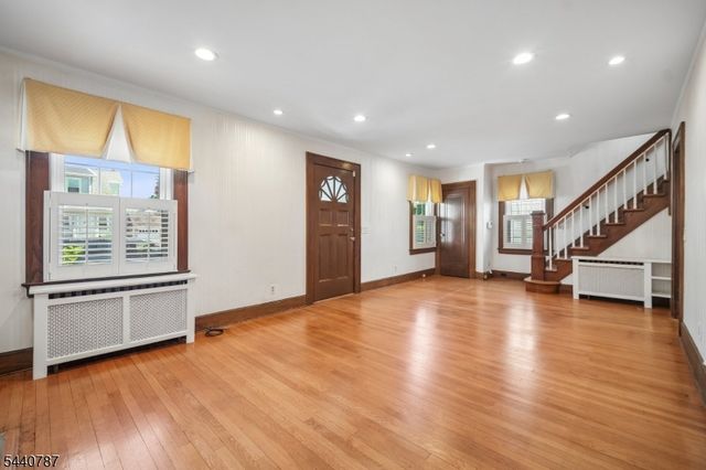 24 Meeker Pl, Millburn Twp., NJ 07041