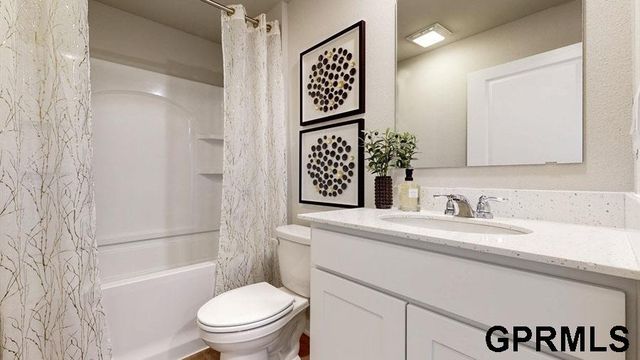 6514 Lawnwood Drive, Papillion, NE 68133