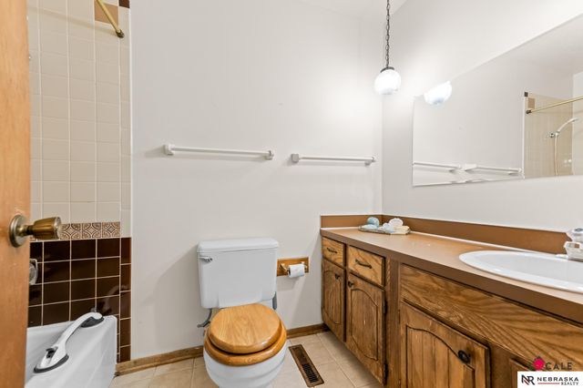 8202 Arlington Drive, Omaha, NE 68134