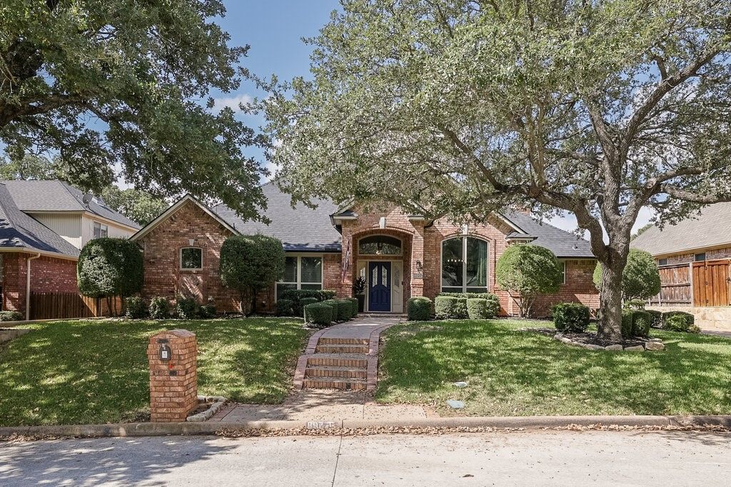 807 Muirfield Drive, Mansfield, TX 76063 — exterior