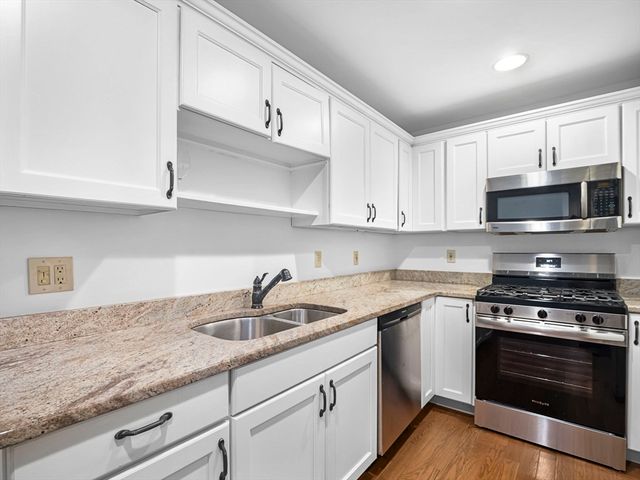 600 County St 404, Taunton, MA 02780