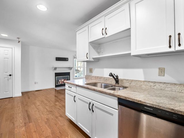 600 County St 404, Taunton, MA 02780