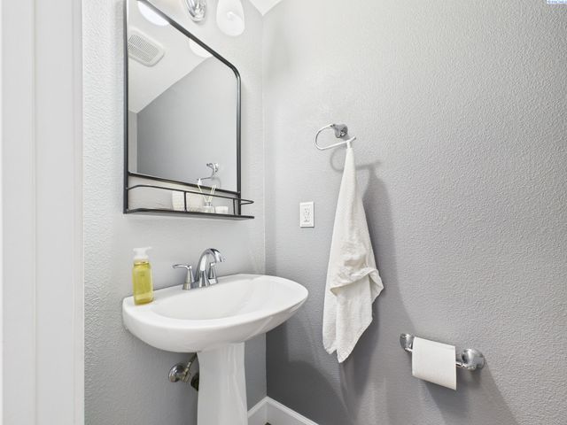 8208 Lopez Dr, Pasco, WA 99301