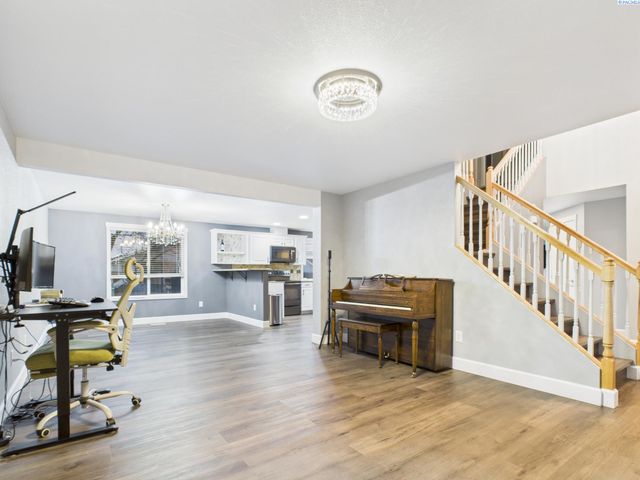 8208 Lopez Dr, Pasco, WA 99301