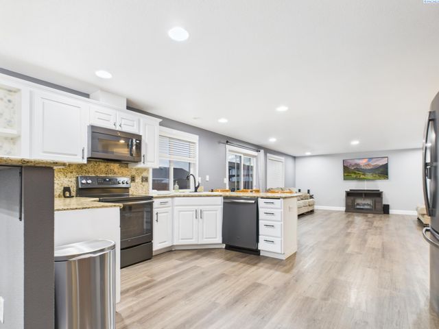 8208 Lopez Dr, Pasco, WA 99301