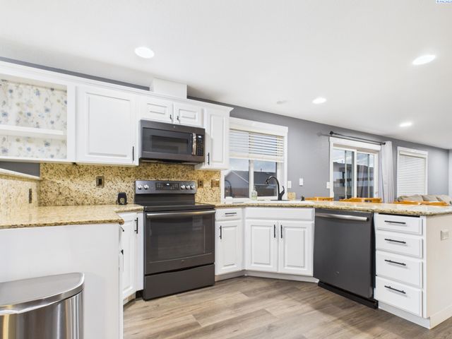 8208 Lopez Dr, Pasco, WA 99301