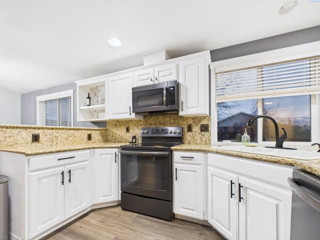 8208 Lopez Dr, Pasco, WA 99301