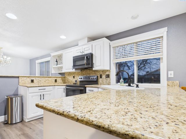 8208 Lopez Dr, Pasco, WA 99301