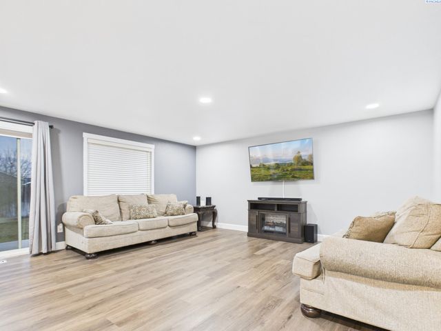 8208 Lopez Dr, Pasco, WA 99301