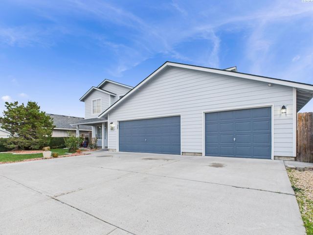 8208 Lopez Dr, Pasco, WA 99301