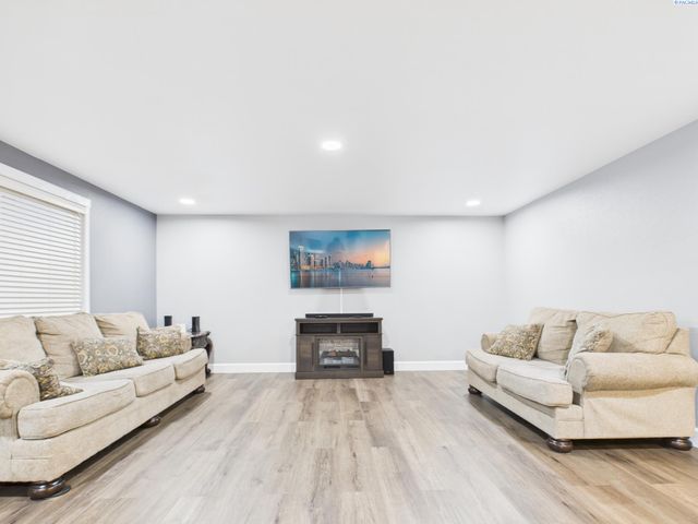 8208 Lopez Dr, Pasco, WA 99301