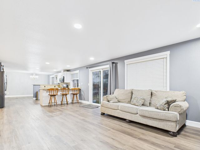 8208 Lopez Dr, Pasco, WA 99301