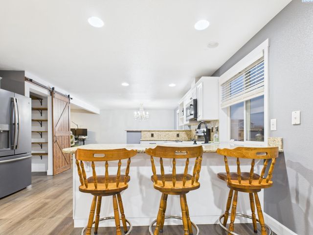 8208 Lopez Dr, Pasco, WA 99301