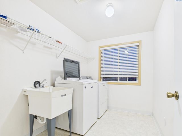 8208 Lopez Dr, Pasco, WA 99301