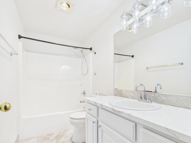 8208 Lopez Dr, Pasco, WA 99301