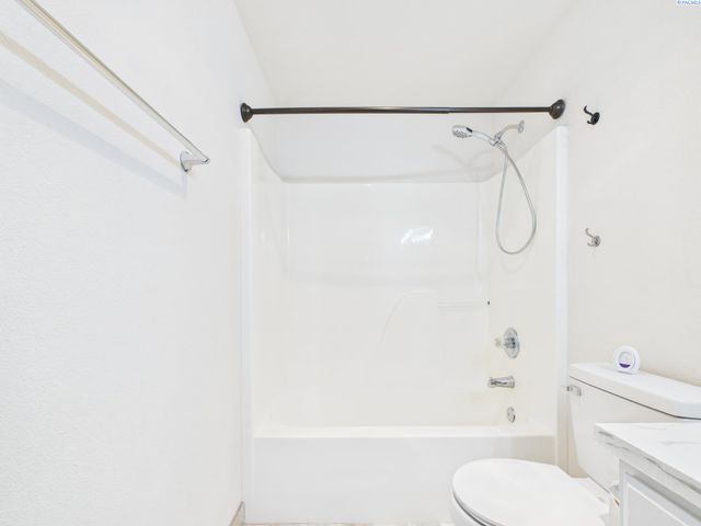 8208 Lopez Dr, Pasco, WA 99301