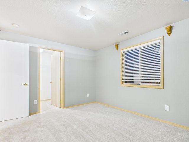 8208 Lopez Dr, Pasco, WA 99301