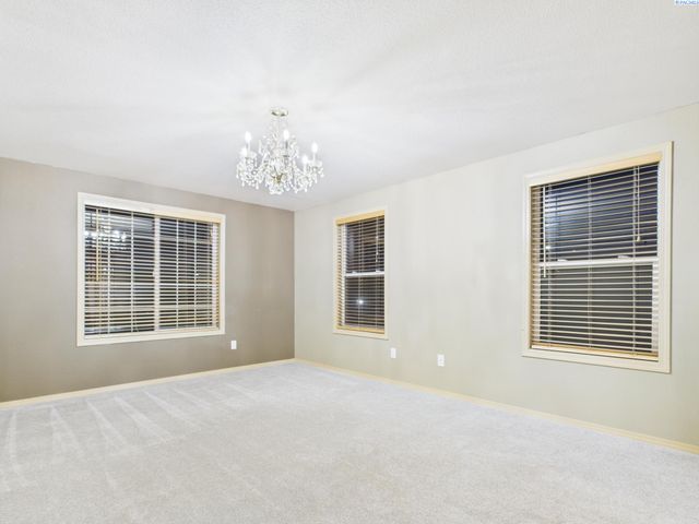 8208 Lopez Dr, Pasco, WA 99301