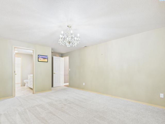 8208 Lopez Dr, Pasco, WA 99301