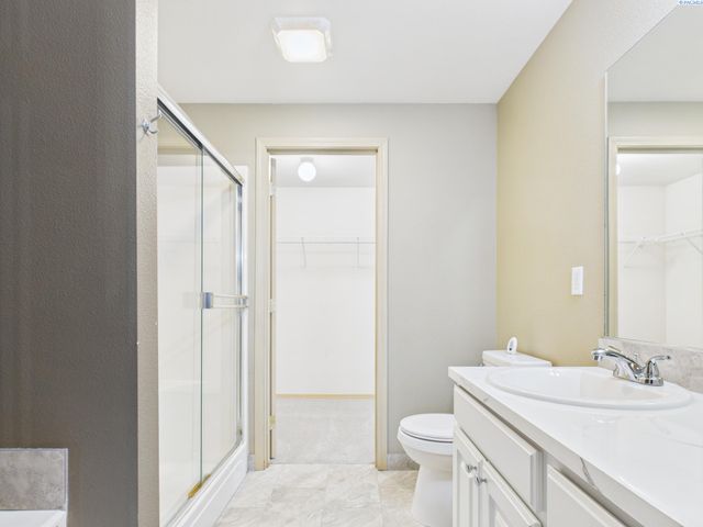 8208 Lopez Dr, Pasco, WA 99301