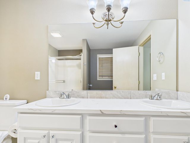 8208 Lopez Dr, Pasco, WA 99301