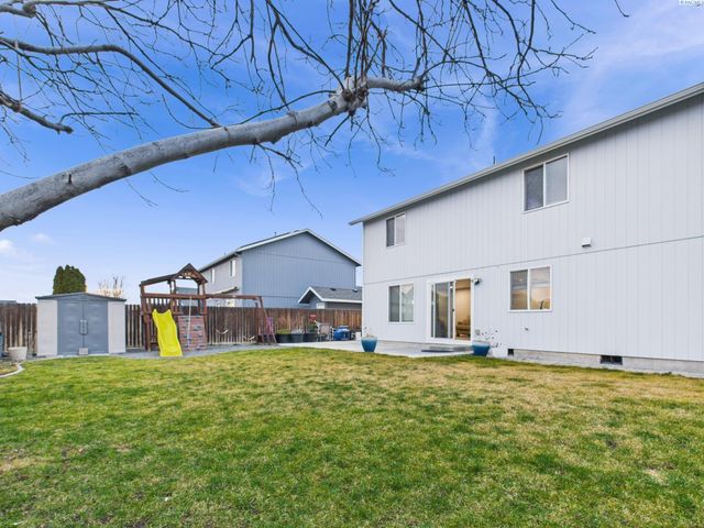 8208 Lopez Dr, Pasco, WA 99301