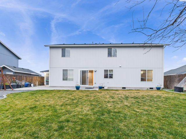 8208 Lopez Dr, Pasco, WA 99301