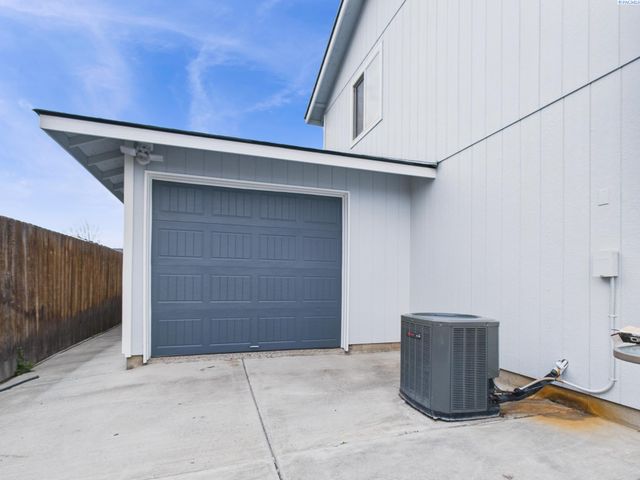 8208 Lopez Dr, Pasco, WA 99301