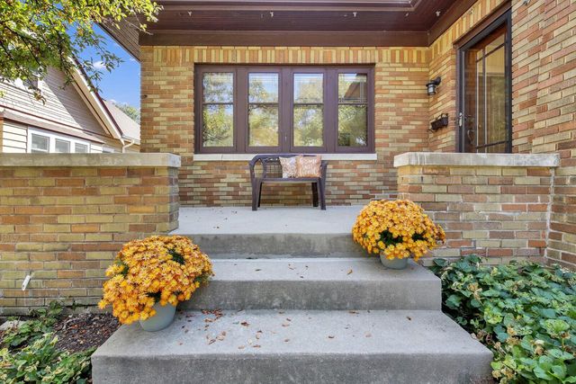 1913 E Beverly ROAD, Shorewood, WI 53211