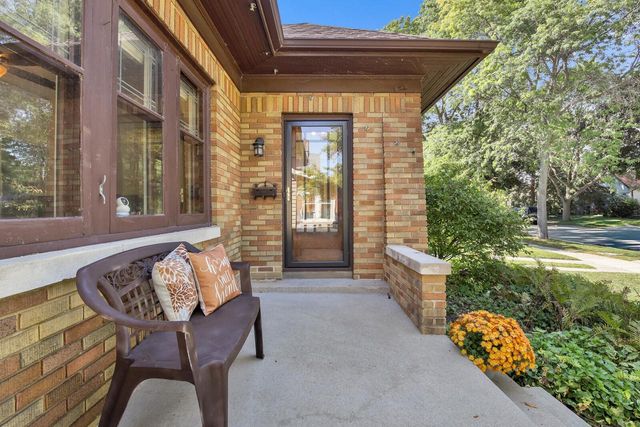 1913 E Beverly ROAD, Shorewood, WI 53211