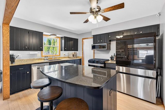 W184N8293 Tours DRIVE, Menomonee Falls, WI 53051