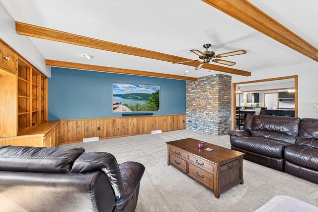 W184N8293 Tours DRIVE, Menomonee Falls, WI 53051