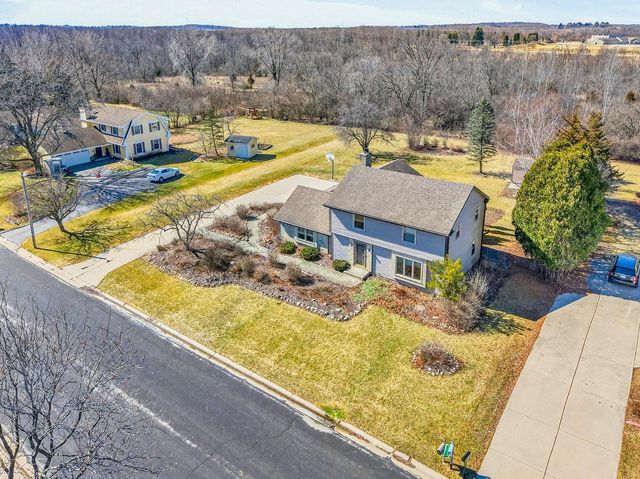 W184N8293 Tours DRIVE, Menomonee Falls, WI 53051