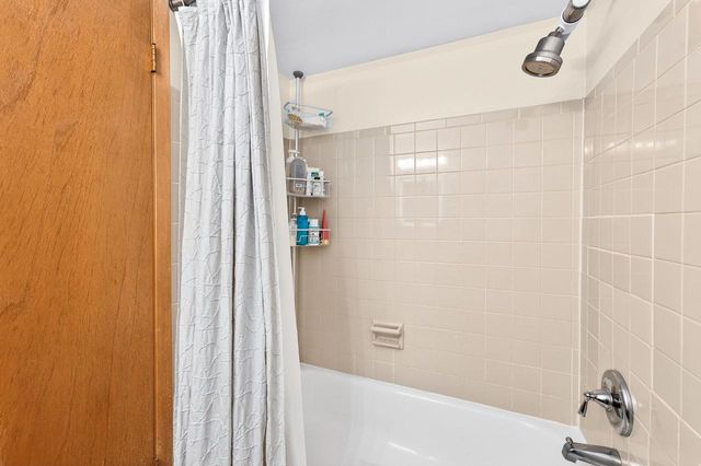 W184N8293 Tours DRIVE, Menomonee Falls, WI 53051