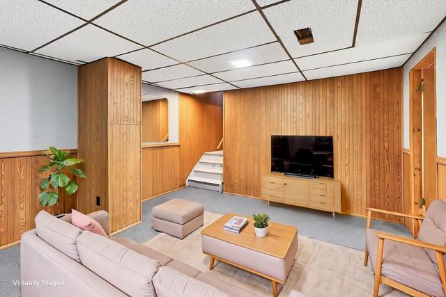 W184N8293 Tours DRIVE, Menomonee Falls, WI 53051