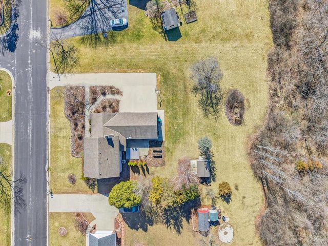 W184N8293 Tours DRIVE, Menomonee Falls, WI 53051