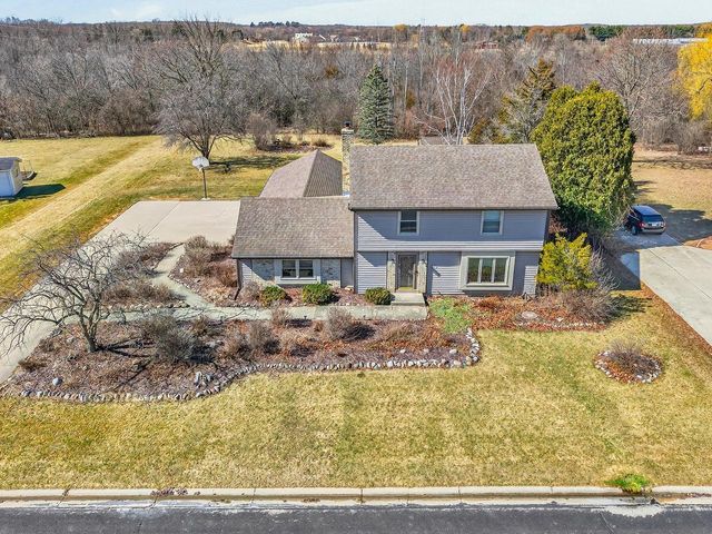 W184N8293 Tours DRIVE, Menomonee Falls, WI 53051