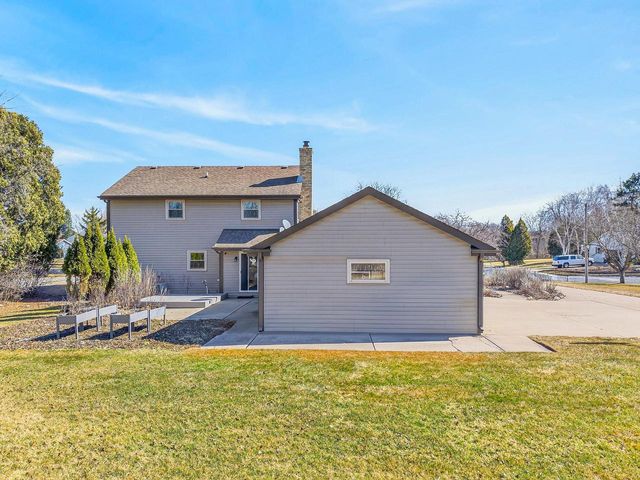 W184N8293 Tours DRIVE, Menomonee Falls, WI 53051