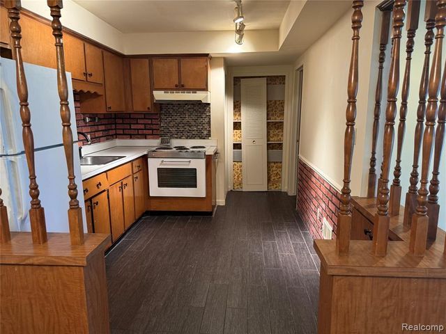 8251 Kennedy Circle 3, Warren, MI 48093