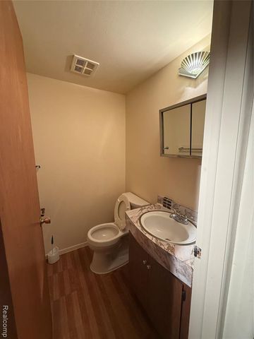 8251 Kennedy Circle 3, Warren, MI 48093