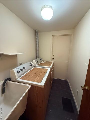 8251 Kennedy Circle 3, Warren, MI 48093