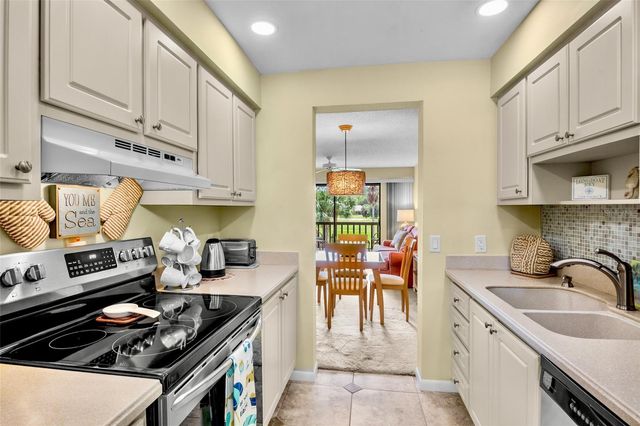 4582 LONGWATER 62, Sarasota, FL 34235