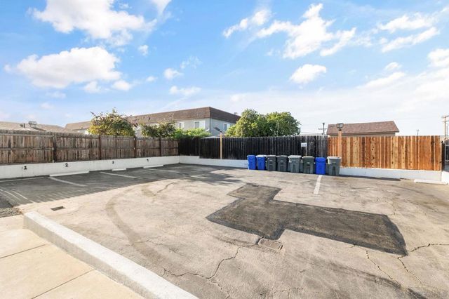 1827 E 17th St, National City, CA 91950