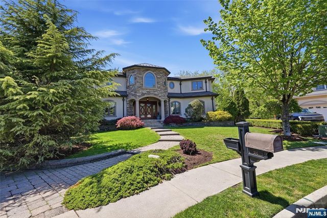 305 Blauvelt Court, Paramus, NJ 07652
