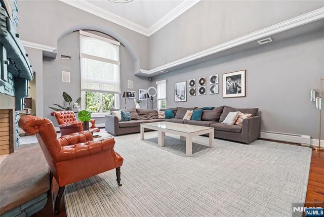 305 Blauvelt Court, Paramus, NJ 07652