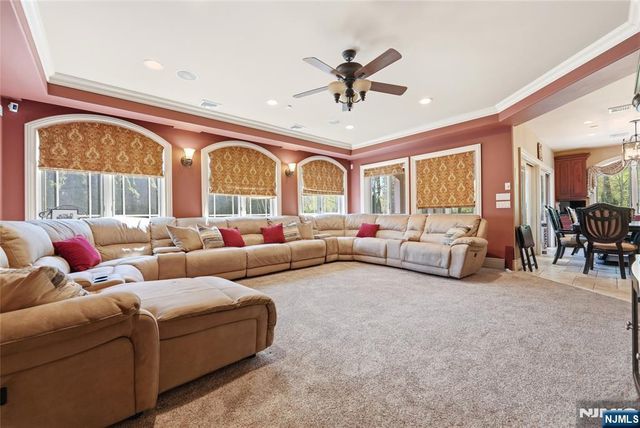 305 Blauvelt Court, Paramus, NJ 07652