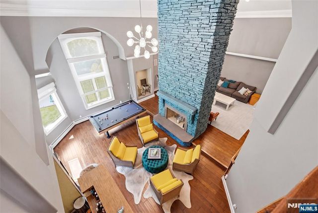 305 Blauvelt Court, Paramus, NJ 07652